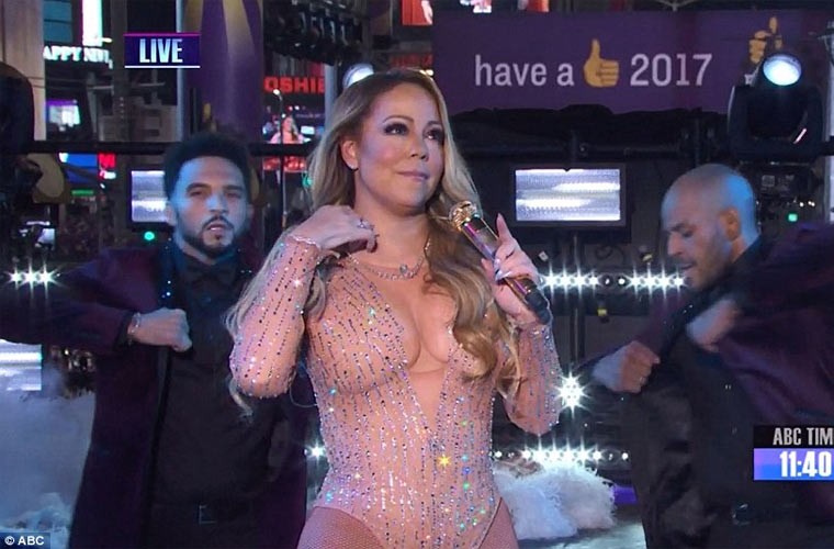  Mariah Carey đã tức giận khi người phụ trách âm thanh ghép nhầm đĩa nhạc đúng lúc cô lên sân khấu biểu diễn tại quảng trường Thời đại dịp giao thừa đón năm mới 2017. (Ảnh: ABC)